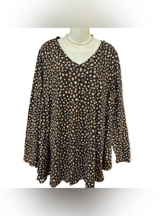 Tops - NWT‎ Boutique Black animal print v neck top